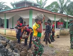Satgas Pamtas Yonarmed 11 Kostrad dan Warga Bersihkan Masjid di Sebatik Tengah