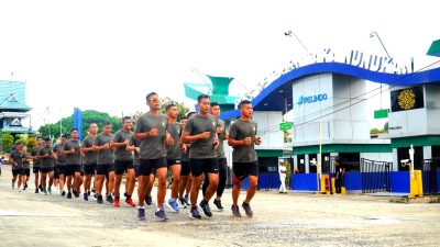 Penuh Semangat Prajurit Satgas Pamtas Yonarmed 11 Kostrad Lari Keliling Kota Nunukan