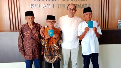 Wujud Cinta dan Peduli, Aliong Mus Berangkatkan 5 Jamaah Umroh Kota Ternate