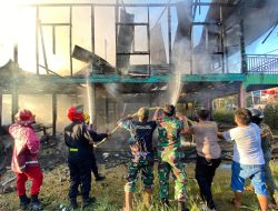 Sebuah Rumah Warga Terbakar, Prajurit Satgas Pamtas Yonarmed 11 Kostrad Cepat Berikan Bantuan
