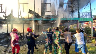 Sebuah Rumah Warga Terbakar, Prajurit Satgas Pamtas Yonarmed 11 Kostrad Cepat Berikan Bantuan