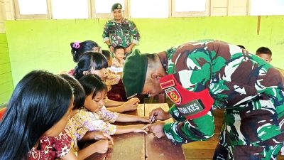 Satgas Yonarmed 11 Kostrad dan Puskesmas Binter Cegah Cacingan Pada Anak SD