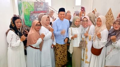 Pengukuhan Relawan Harmoni Santri Dukung Pasangan Sam’ani-Belinda