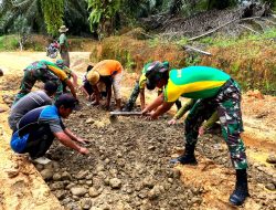 Satgas Pamtas Yonarmed 11 Kostrad dan Warga Perbaiki Jalan Desa Seikaduyan Taka
