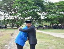 Sikap Humanis Pj Bupati Sinjai, Peluk Pemimpin Upacara Usai Suksesnya Peringatan HSP