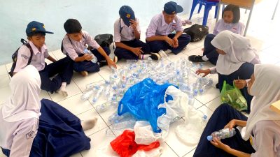 Implementasi P5, SMP Negeri 6 Ternate Kembangkan Karya Ecobrick 