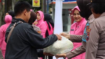 Bhayangkari Cabang Magelang Kota Bagikan 1 Ton Sayuran Kepada Masyarakat