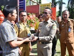 Pj Bupati Serahkan 100 Ribu Bantuan Bibit Kopi untuk Pengembangan Kopi Arabika