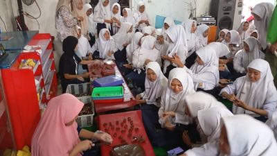 P5 SMP Negeri 4 Kudus Adakan Kunjungan ke Produsen Jenang Karomah