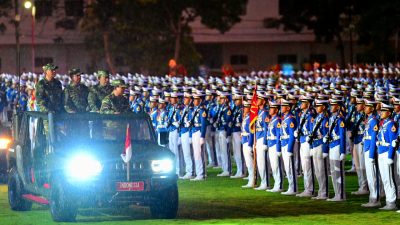 Presiden Prabowo Subianto Pimpin Parade Senja di Akmil
