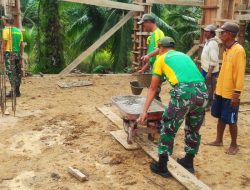 Satgas Pamtas Yonarmed 11 Kostrad Bantu Pembuatan Rumah di Perbatasan