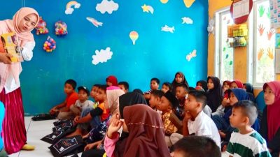 TBM Karlos Desa Palae Gelar Kegiatan Praktik Membaca Nyaring