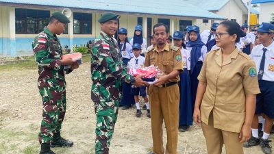 Satgas Pamtas Yonarmed 11 Kostrad Bagikan Alat Tulis di SMP Negeri 2 Tulin Onsoi