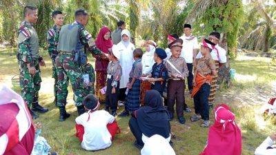 Satgas Pamtas Yonarmed 11 Kostrad Bagikan Alat Tulis di SD Negeri 05 Sei Manggaris