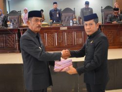 Pemkab dan DPRD Sinjai Serah Terima Ranperda APBD Tahun 2025 untuk Dibahas Bersama