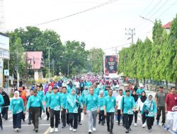 Pj Bupati Sinjai Ikuti Gerak Jalan Santai Bersama Ribuan Nakes di Sinjai