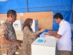 Pj Bupati Sinjai Bersama Istri Coblos di TPS 09 Biringere