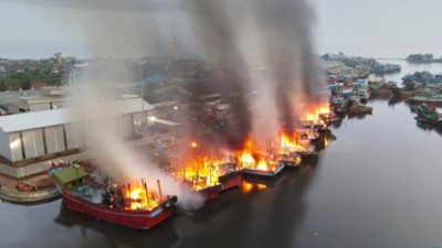 Diduga Akibat Korsleting, 12 Kapal Perikanan Terbakar di Pelabuhan Pekalongan