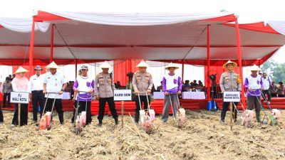 Wujudkan Asta Cita, Polres Kediri Kota Bersama Masyarakat Tanam Jagung