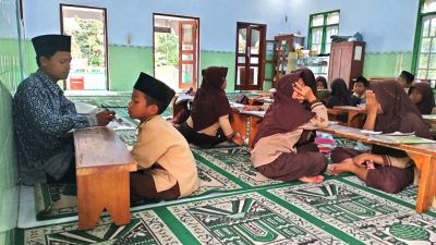 Lantai Kelas Amblas, Anak-Anak MI Ma’arif Nurul Huda Sawangan Belajar di Serambi Masjid