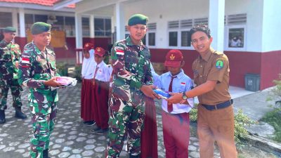 Satgas Pamtas Yonarmed 11 Kostrad Bagikan Alat Tulis di SD Negeri 001 Sei Manggaris