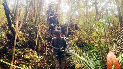 Jaga Kedaulatan Negara, Satgas Pamtas Yonarmed 11 Kostrad Laksanakan Patroli Patok