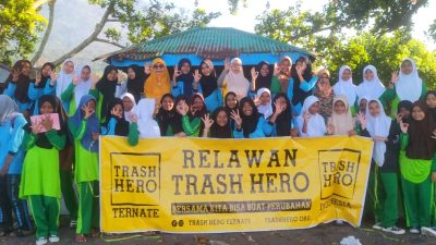 Kolaborasi Trash Hero Ternate dan SMP Islam 2 Kastela Atasi Sampah Plastik di Gam Lamo
