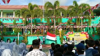 Semarak HGN dan HUT PGRI, SMP Islam 1 Kota Ternate Gelar Upacara Pengibaran Bendera
