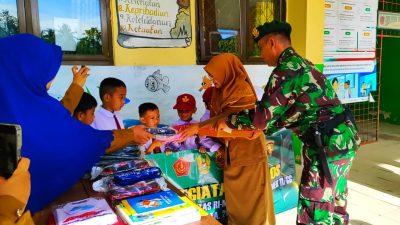 Satgas Pamtas Yonarmed 11 Kostrad Bagikan Perlengkapan Sekolah di SD Negeri 003 Sebatik Timur