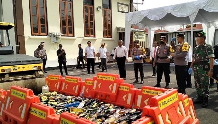 Polres Magelang Kota Musnahkan Barang Bukti Ratusan Botol Miras