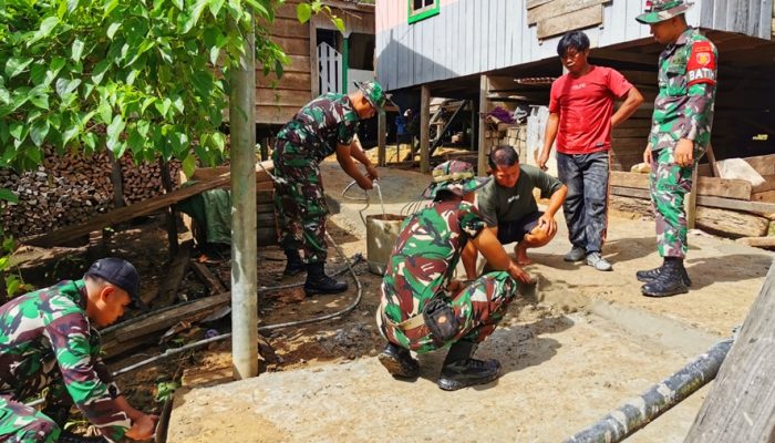 Satgas Pamtas Yonarmed 11 Kostrad Bersama Masyarakat Bangun Jalan Setapak