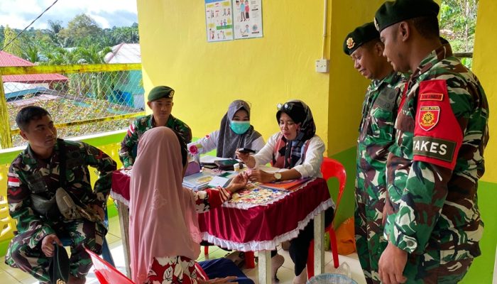 Satgas Pamtas Yonarmed 11 Kostrad Bersama Puskesmas Aji Kuning Laksanakan Pemeriksaan Kesehatan Lansia
