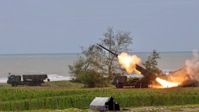 Menggelegar, Yonarmed 1 Kostrad Dukung Latbakjatrat Pussenarmed