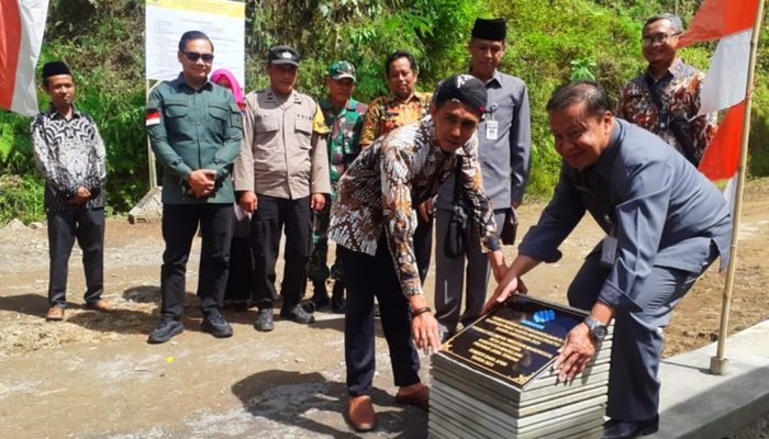 Warga Wiropati Meriahkan Peresmian Tanggul Program Padat Karya Kemnaker RI