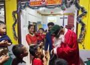 Santa Claus Yonarmed 11 Kostrad Bagikan Kebahagiaan Natal di Perbatasan