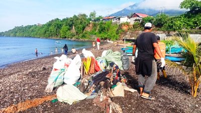 Dua Komunitas Peduli Sampah Gelar Aksi Bersih-Bersih Pantai