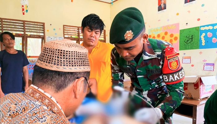 Satgas Pamtas Yonarmed 11 Kostrad Bersama Baznas Gelar Khitanan Massal
