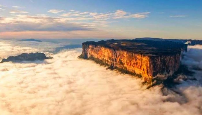 Mengenal Gunung Roraima, Keajaiban Alam Tertua di Bumi