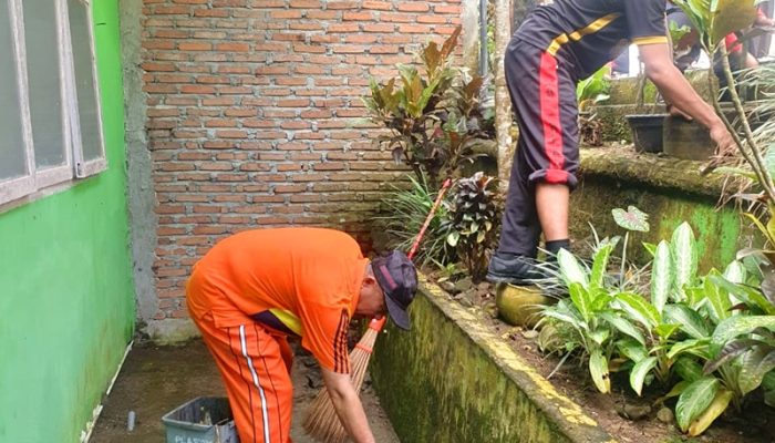 Sinergi Sivitas MAN 1 dan Mahasiswa Al Gazali Bulukumba Gelar Jumat Bersih