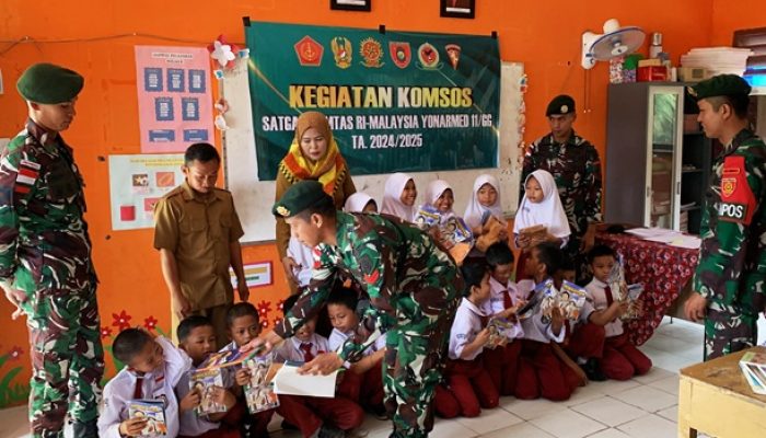 Satgas Pamtas Bagikan Perlengkapan Belajar di SD Negeri 4 Sei Manggaris
