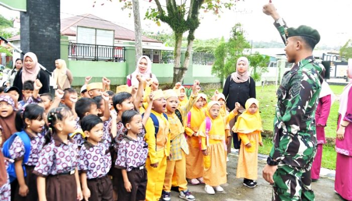 Anak-Anak TK di Perbatasan Lakukan Kunjungan Edukasi Militer