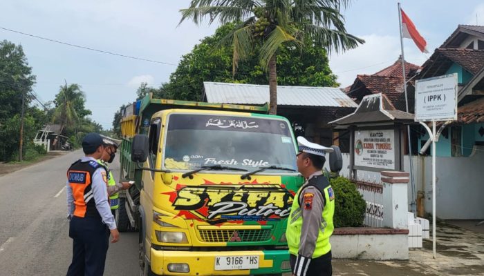 Satlantas Polresta Pati Tertibkan Dump Truck Dengan Muatan Overload