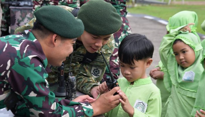RA Fathimah Lakukan Kunjungan Edukasi ke Pos Kotis Satgas Pamtas Yonarmed 11 Kostrad