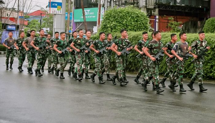 Jaga Kebugaran, Prajurit Satgas Pamtas Yonarmed 11 Kostrad Lari Bersenjata