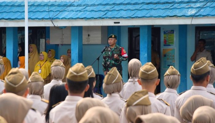 Dansatgas Pamtas Yonarmed 11 Kostrad Pimpin Upacara Bendera di SMK Negeri 1 Nunukan
