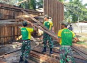 Satgas Pamtas Yonarmed 11 Kostrad Bantu Warga Bangun Rumah Warga