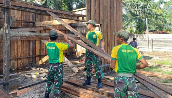 Satgas Pamtas Yonarmed 11 Kostrad Bantu Warga Bangun Rumah Warga