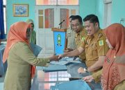 Kadisdik Sinjai Serahkan SK Definitif bagi 103 Guru
