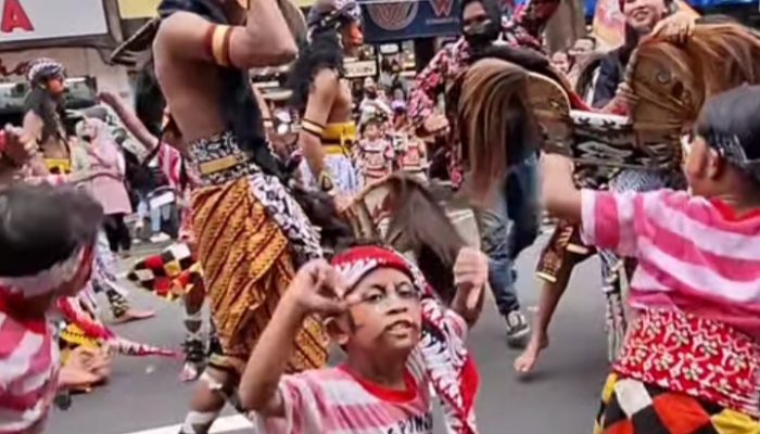 Warga Magelang Antusias Saksikan Kirab Budaya Perayaan Cap Go Meh