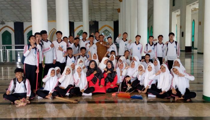 MUI Kota Ternate, BKM Al-Munawwar dan Dua SMP Negeri Gelar Aksi Bersih Masjid